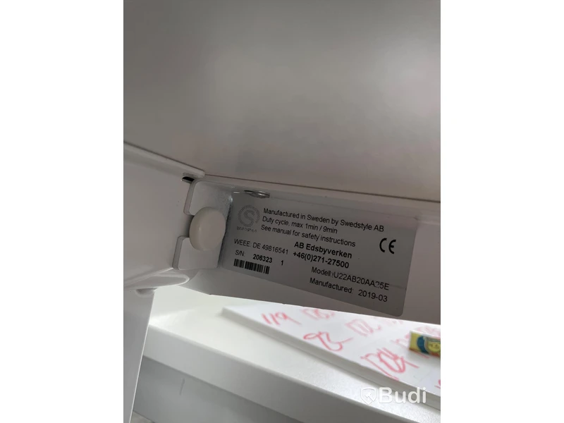 Elektriskt höj och sänkbart skrivbord med skärmvägg edsbyn