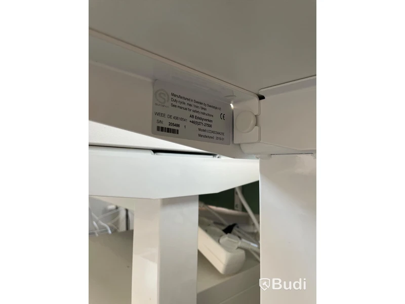 Elektriskt höj och sänkbart skrivbord med skärmvägg edsbyn
