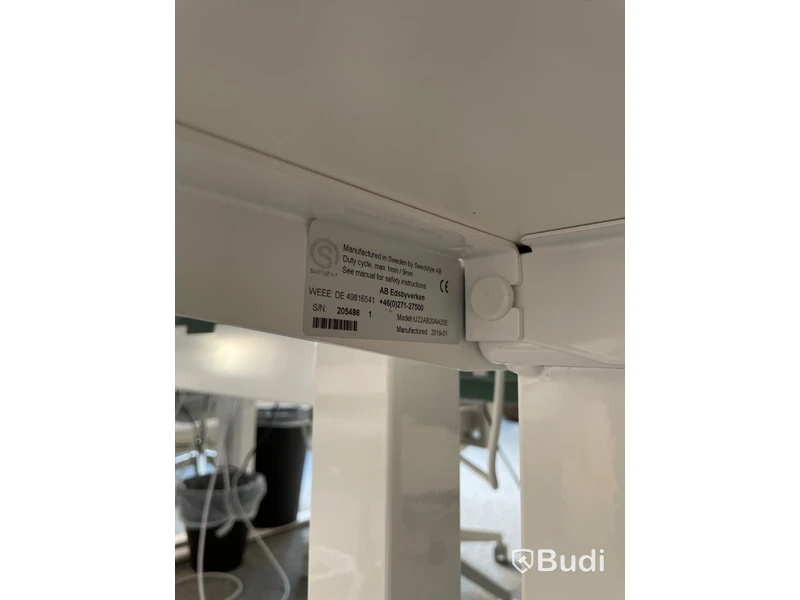 Elektriskt höj och sänkbart skrivbord med skärmvägg edsbyn