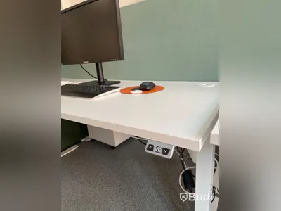Elektriskt höj och sänkbart skrivbord med skärmvägg edsbyn