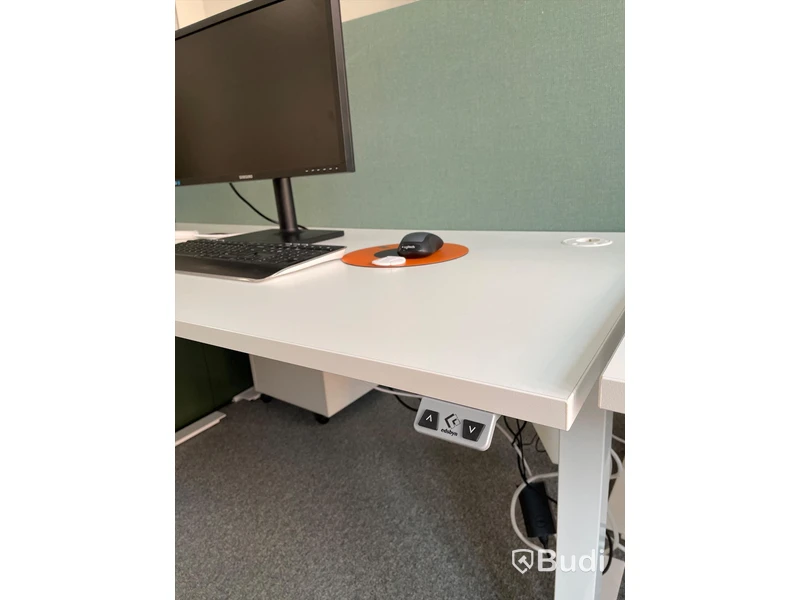 Elektriskt höj och sänkbart skrivbord med skärmvägg edsbyn