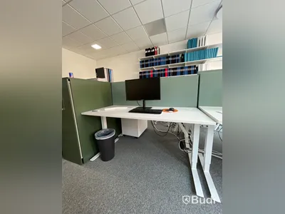 Elektriskt höj och sänkbart skrivbord med skärmvägg edsbyn