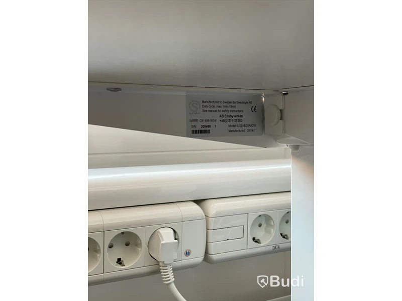 Elektriskt höj och sänkbart skrivbord med skärmvägg edsbyn