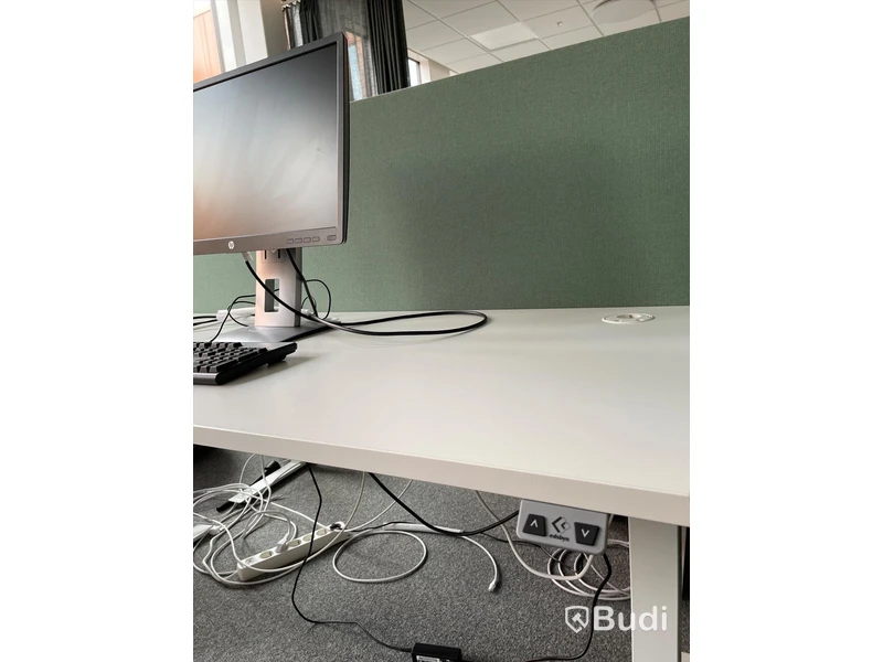 Elektriskt höj och sänkbart skrivbord med skärmvägg edsbyn