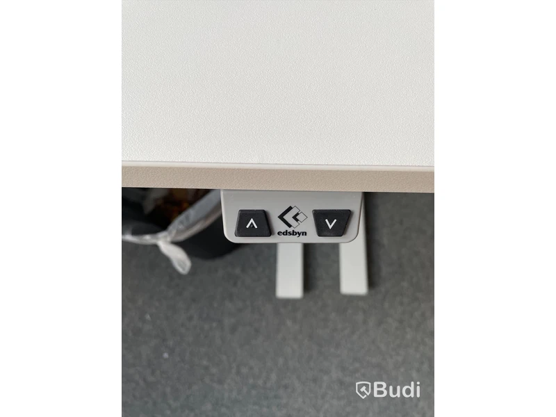 Elektriskt höj och sänkbart skrivbord med skärmvägg edsbyn