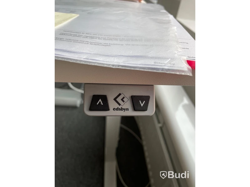 Elektriskt höj och sänkbart skrivbord med skärmvägg edsbyn