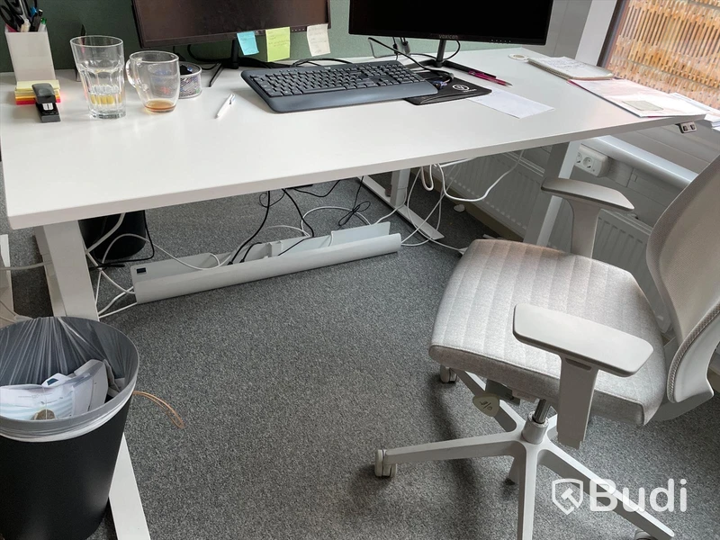 Elektriskt höj och sänkbart skrivbord med skärmvägg edsbyn