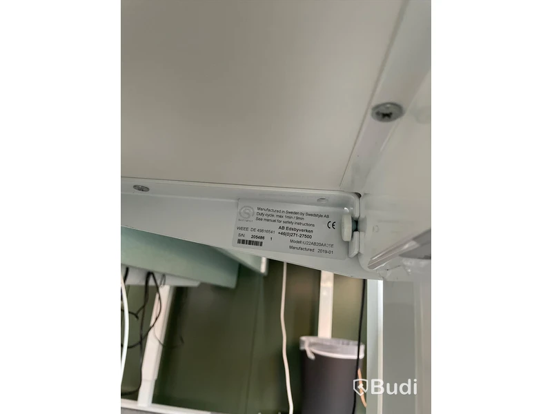 Elektriskt höj och sänkbart skrivbord med skärmvägg edsbyn