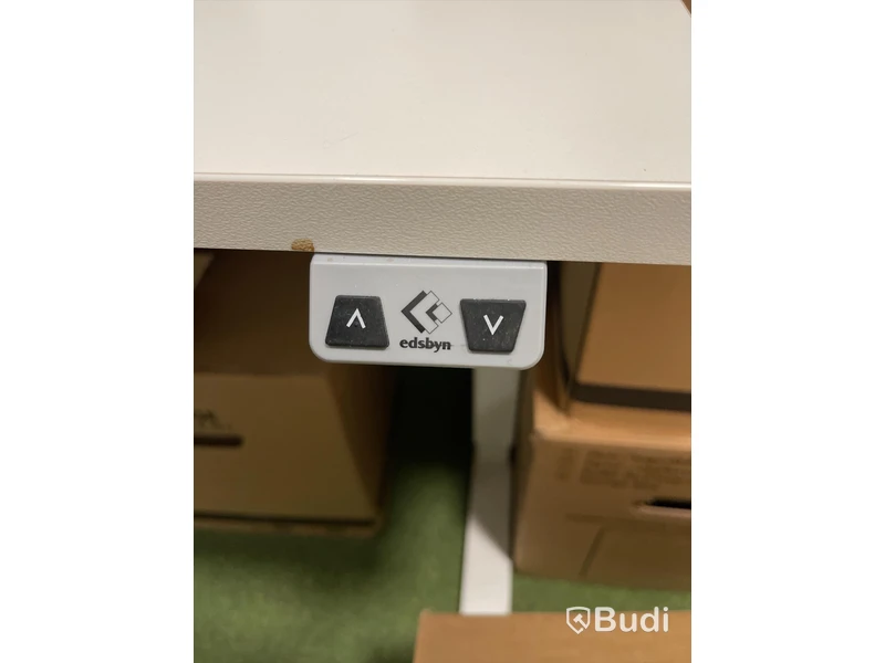 Elektriskt höj och sänkbart skrivbord med skärmvägg edsbyn