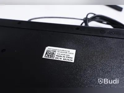 Datorskärm Voxicon D24FO med tangentbord och HDMI kabel.