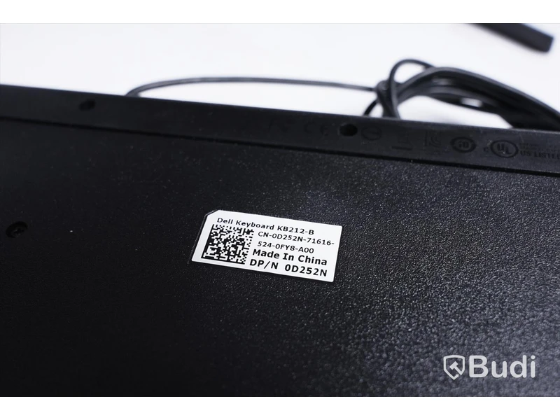 Datorskärm Voxicon D24FO med tangentbord och HDMI kabel.