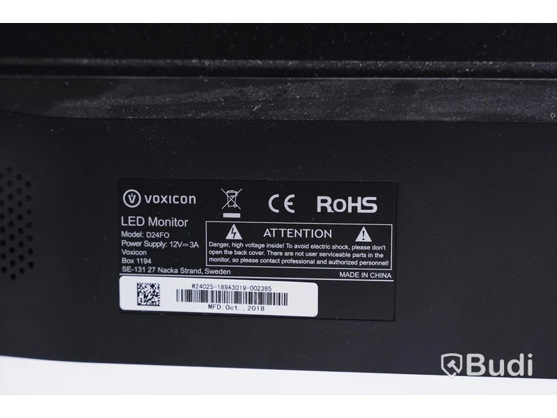 Datorskärm Voxicon D24FO med tangentbord och HDMI kabel.