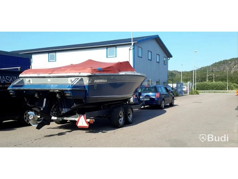 Formula 242LS Motorbåt