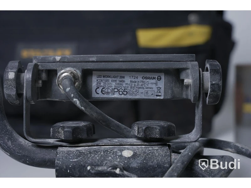 Verktygsväska med Husqvarna D1210 borr, 2 arbetslampa LED, digital multimeter och smygvinkel