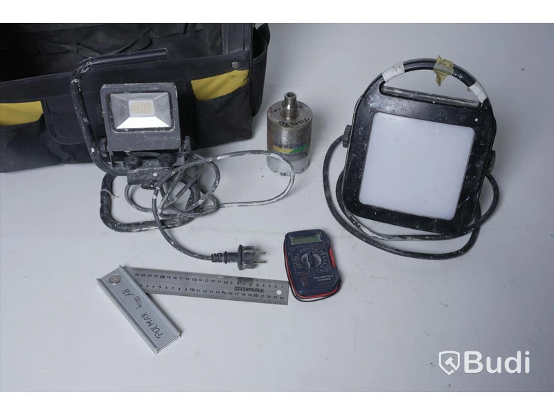 Verktygsväska med Husqvarna D1210 borr, 2 arbetslampa LED, digital multimeter och smygvinkel
