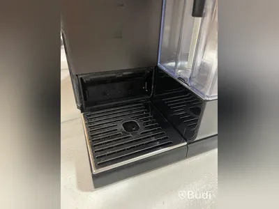 NESPRESSO De Longhi Lattissima touch. Obs! Saknar en del, se sista bilden.