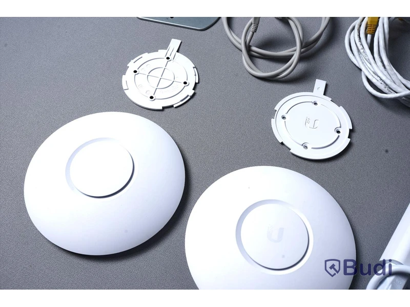 2st Trådlösa åtkomstpunkter - Ubiquiti UniFi AC-LITE med nätverkskabel, strömförsörjning mm.
