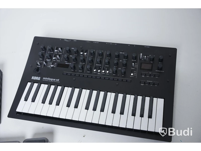 Diverse musikutrustning - Korg Minilogue XD, Mooer GE100, AKAI MPCLIVE. (OBS reparationsobjekt!)