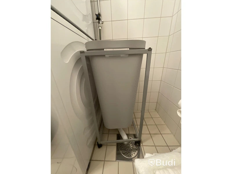 Tvättkorg på ställning med hjul
