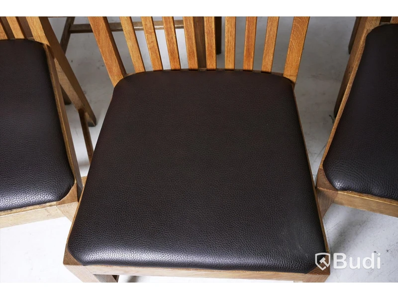 10st Trästolar med vadderad dyna, Stolen är i Ek