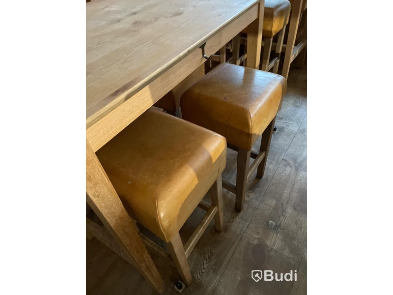 Bord och 4st Pallar