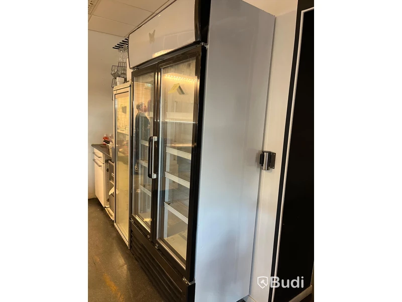 Dubbelkyl med glasdörrar