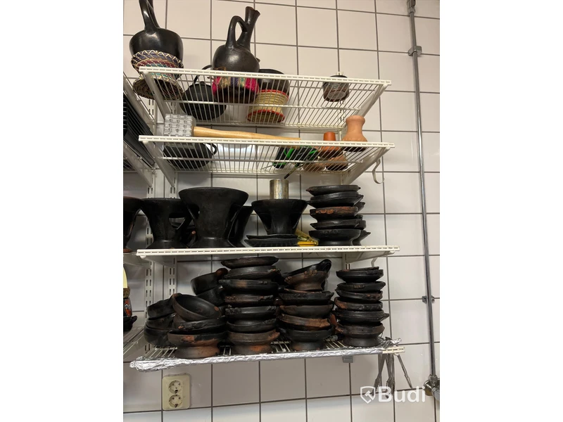 Serverings objekt allt på hyllor 1