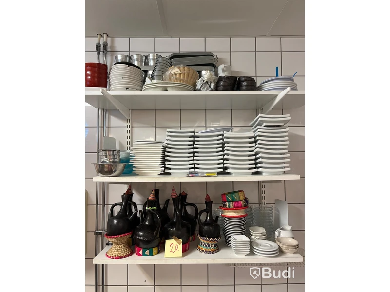 Blandat porslin på hyllor