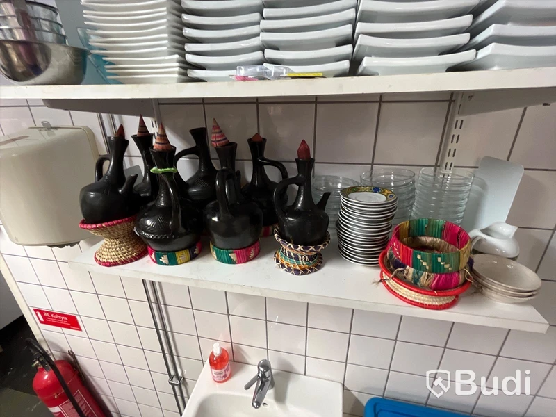 Blandat porslin på hyllor
