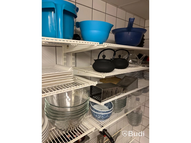 Blandat porslin & husgeråd på hyllor 2