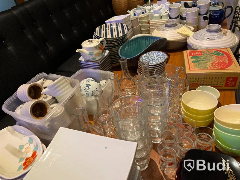 Skålar i olika strl, glas, karotter, tekannor, små tallrikar 1