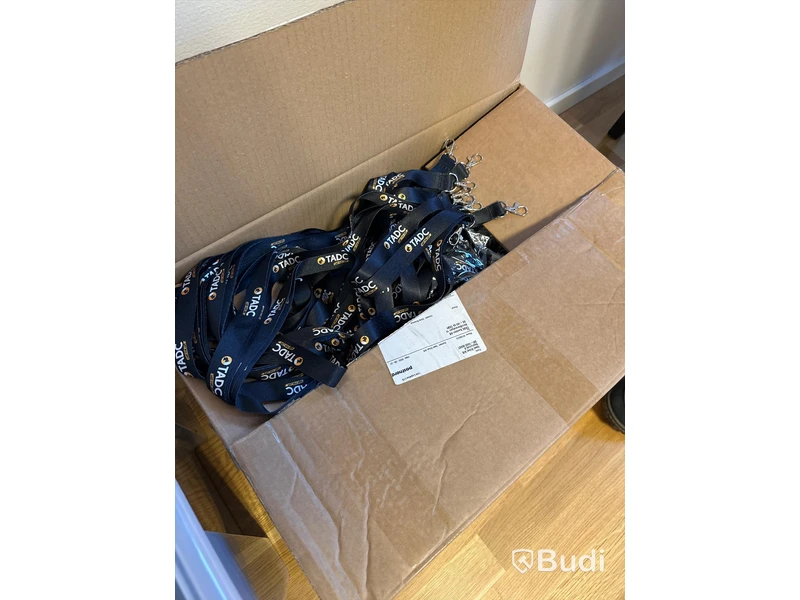 Kartong med lanyards brandade