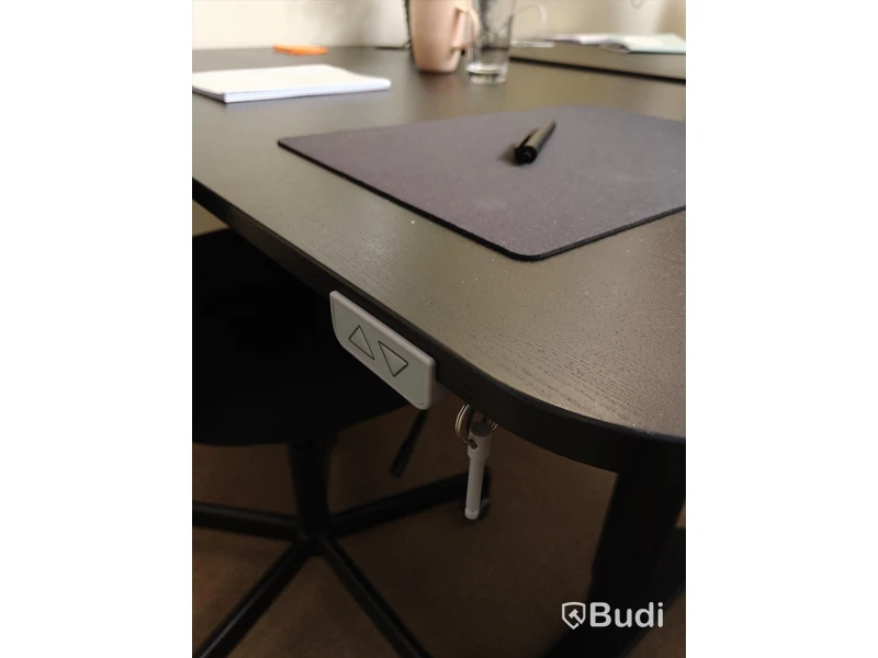 Elektriskt höj och sänkbart skrivbord