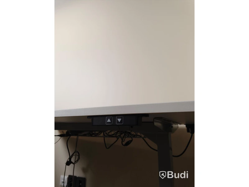 Elektriskt höj och sänkbart skrivbord vitt