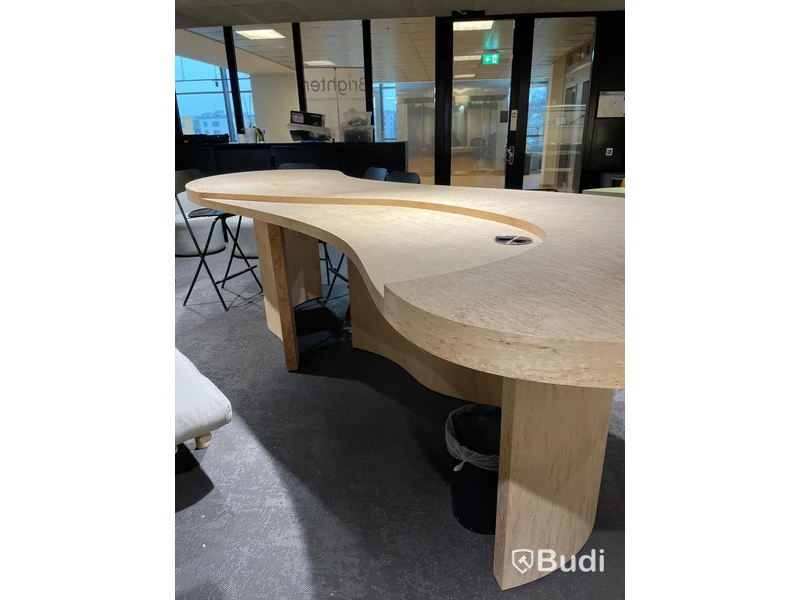 Receptionsdisk med 4st barstolar (ca mått: L405xB130xH100)