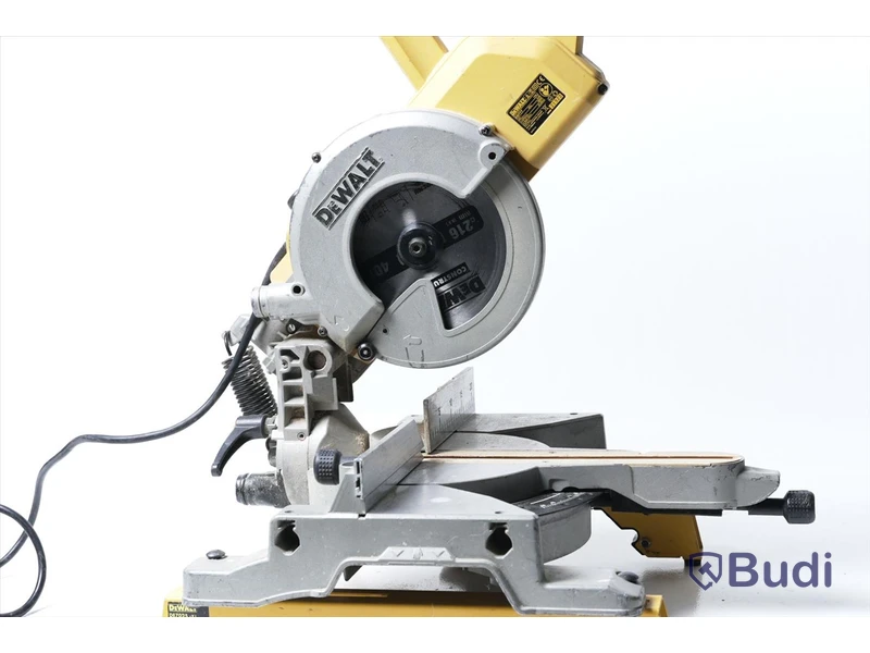Kap- och gersåg - Dewalt DW777 med sågbänk.