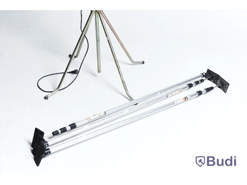 Bygglampa med 3st takstöd i aluminium.