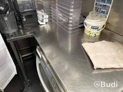 Arbetsbänk i rostfritt med Ho och vinklat hör, ej blandare