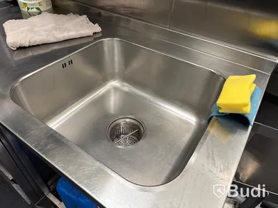 Arbetsbänk i rostfritt med Ho och vinklat hör, ej blandare