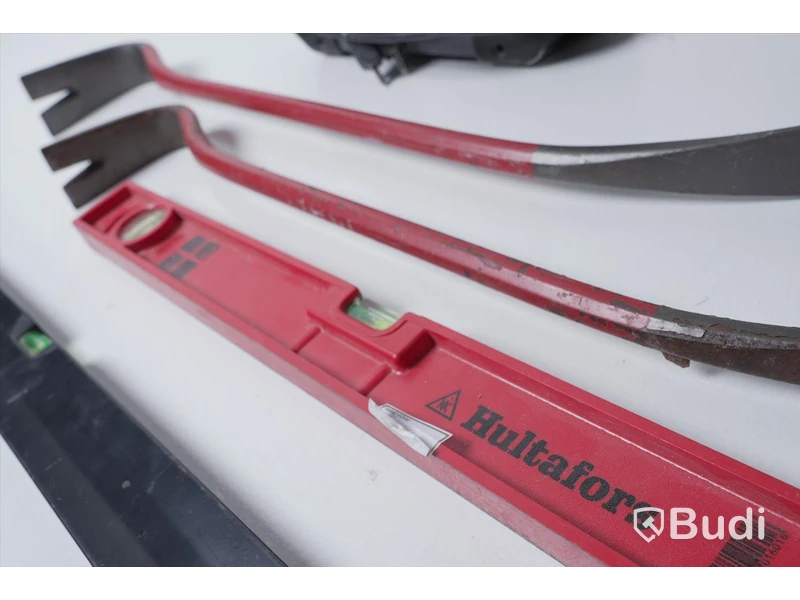 Blandade verktyg - Kofötter, bygglampa, vattenpass och såg