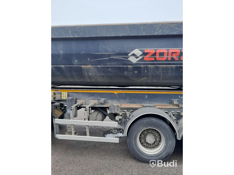 Dragbil Mercedes-Benz Arocs 3358-2015 med Zorzi asfaltstrailer -2014