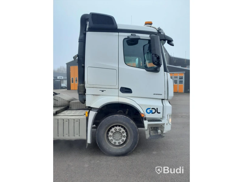 Dragbil Mercedes-Benz Arocs 3358-2015 med Zorzi asfaltstrailer -2014