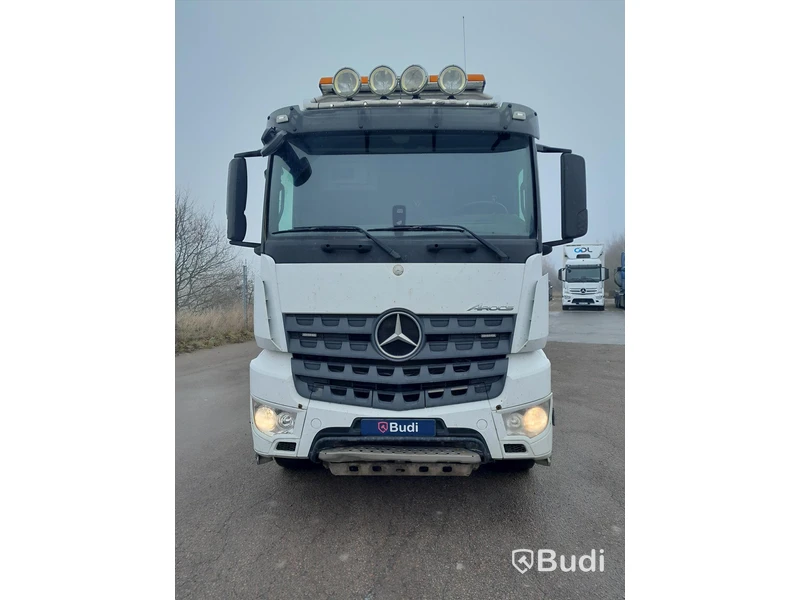 Dragbil Mercedes-Benz Arocs 3358-2015 med Zorzi asfaltstrailer -2014