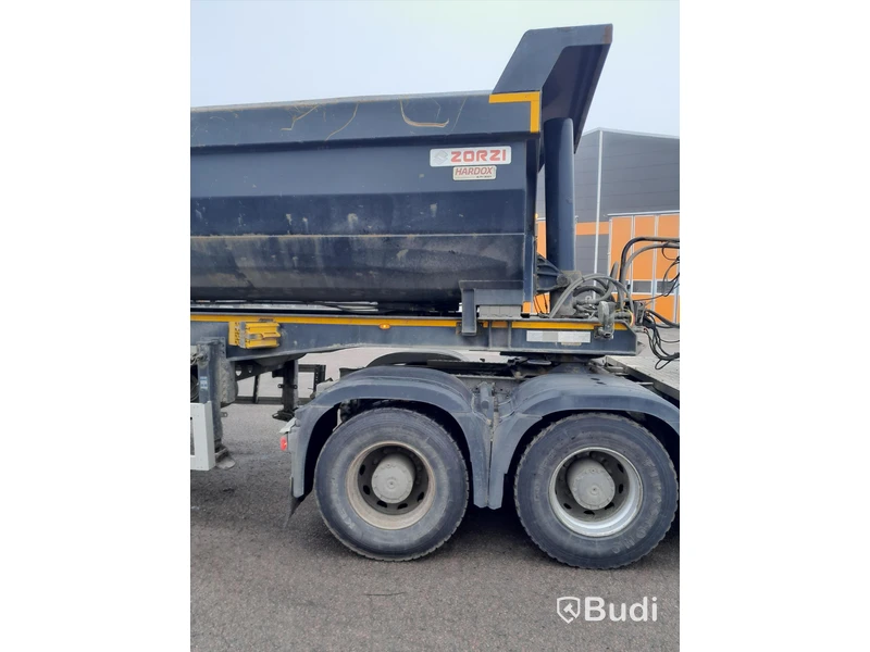 Dragbil Mercedes-Benz Arocs 3358-2015 med Zorzi asfaltstrailer -2014