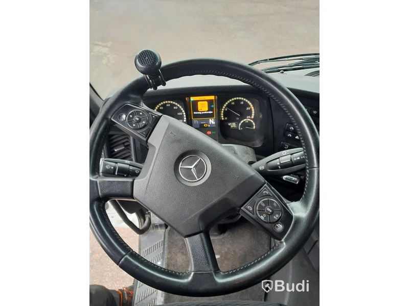 Dragbil Mercedes-Benz Arocs 3358-2015 med Zorzi asfaltstrailer -2014