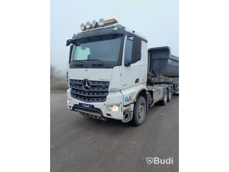 Dragbil Mercedes-Benz Arocs 3358-2015 med Zorzi asfaltstrailer -2014