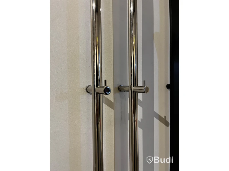 2st Handukstorkar INR line krom Mått: 175 cm Nypris ca 3000 kr/st