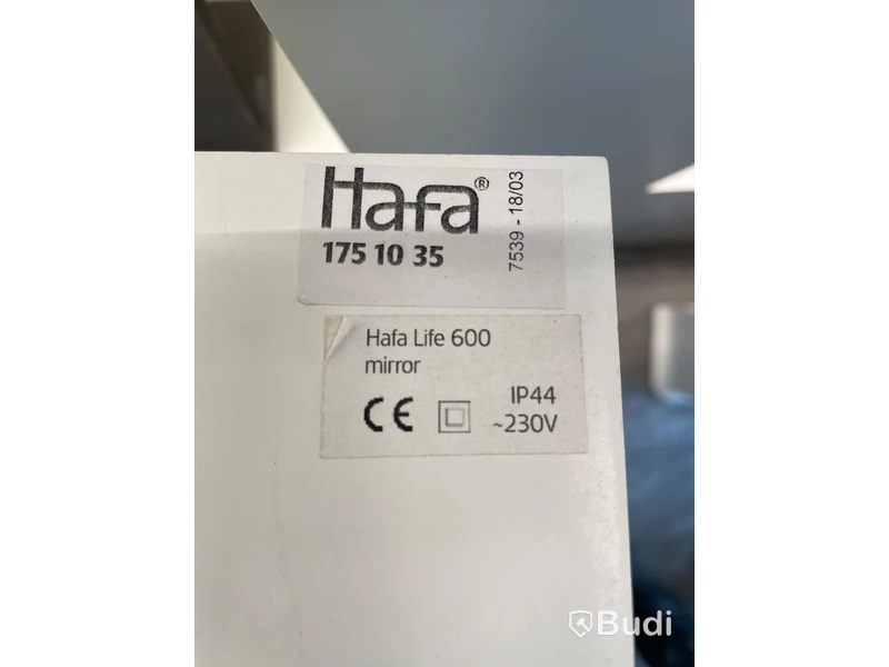 Hafa Spegel med ram och belysning Mått ca 60x70 Obs! Fd. utställningsex. Nypris ca 4400 kr