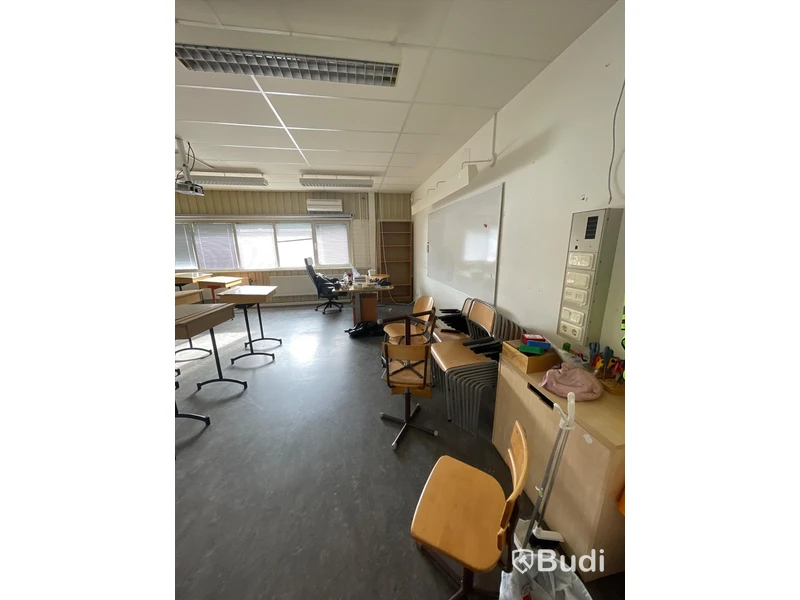 15 skolbänkar och div möbler
