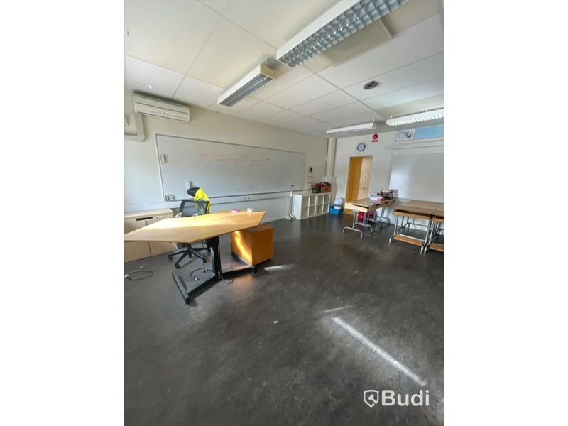 32st Skolbänkar, 32 stolar och div möbler